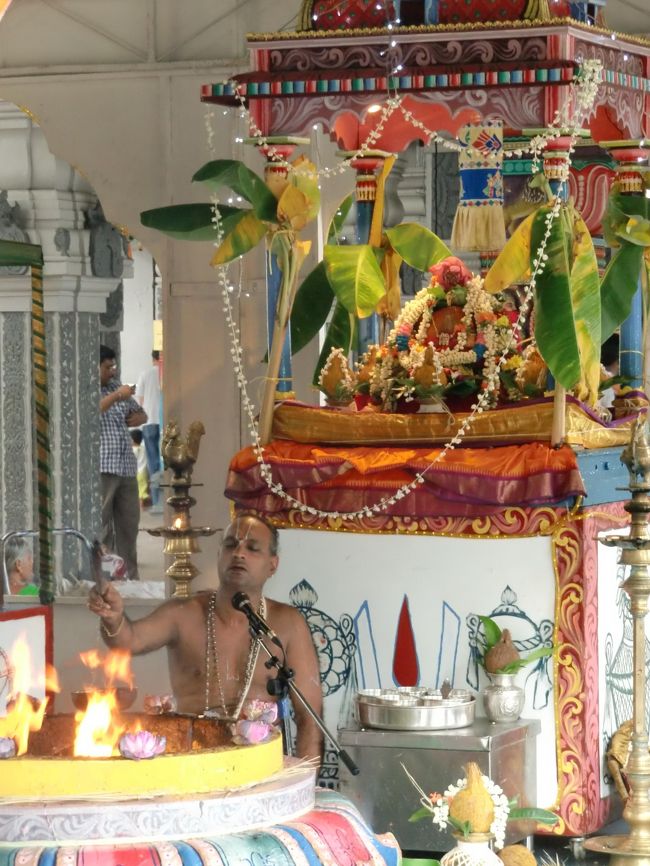 寺院の中では、上半身裸のヒンドゥー教の僧侶がお経を唱え、人々が熱心に祈っていました。