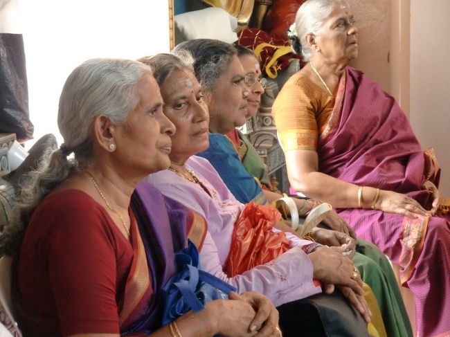 祈りに訪れるローカルインド人たちで一杯です。