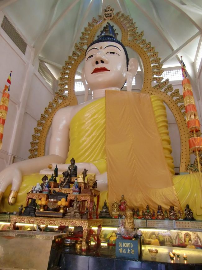 タイ仏教とシンガポールの中国仏教が調和した寺院「千燈寺院」。<br /><br />高さ15mの大きな仏像が鎮座しています。