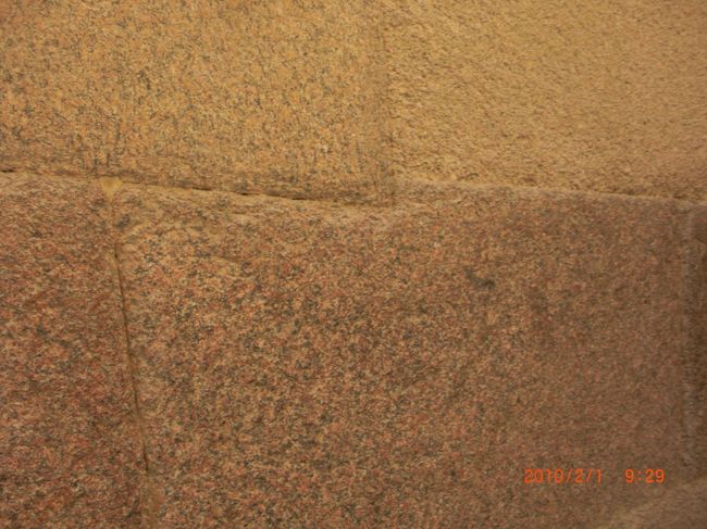 この石壁、すごいですよね。<br />紙１枚も入りません！<br /><br />メキシコのチツェンイツァも、こんな石積みだったな〜。<br />ピラミッドもあるし、何かつながりがあるのかなぁ？