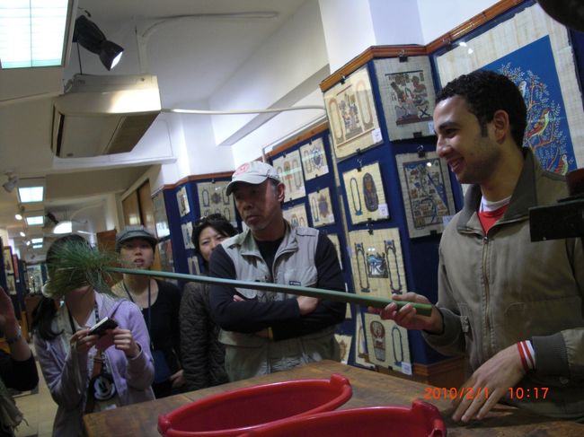 パピルスの作り方を教えてくれます。<br />お兄さんが手に持っているのが、パピルス。<br /><br />教科書に良く出てくるけど、はじめて見たわ。<br /><br />お店の中には、沢山の絵があるんだけど　べラボ〜に高価！<br />ちゃんと手描きのものもあるけど、良く見ると印刷のものも…<br /><br />観光客用のお土産屋さんですな…。<br /><br />