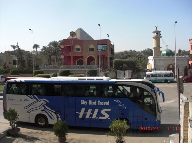 次は、ランチです。ピラミッドビュー(微妙）のレストランへ <br /><br /><br /><br />