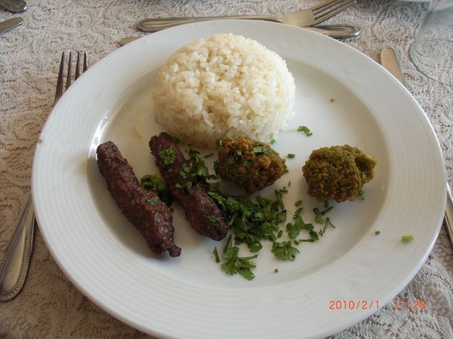 本日のお昼は <br />エジプト名物、コフタ＆ターメイヤと呼ばれるもので <br />日本で言う、ハンバーグ？と豆のコロッケです <br /><br />