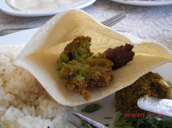 見た目より、全然美味しい。 <br />特に、コロッケは美味しかった。 <br />一緒に出てきた、ピタ生地みたいのにはさんで食べま〜す。