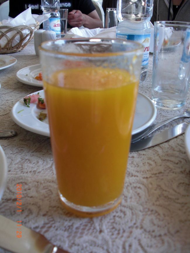 後は、お気に入りのマンゴージュース。<br />ここでも、オーダー。<br /><br />レストランの奥では、バスのダライバーさんたちは普通にスパゲッティ食べてて、羨ましかった…。<br />私も、パスタが食べたい。