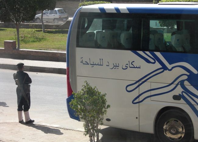 外のツアーバスには、ライフルを持った人が　ガードしてた。<br />観光客のバスは、狙われやすいんですって…<br /><br />怖いなぁ…