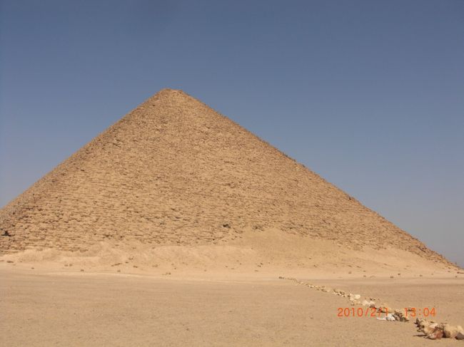 私のエジプトはこんなイメージでした。 <br />砂漠の中にピラミッド。そして、ラクダ。<br /><br />３大ピラミッドは街中にあるピラミッドだから、すごく都会。 <br /><br />使われている石のせいで <br />なんとなく赤く見えるので <br /><br />『赤のピラミッド』 <br /><br />と呼ばれてます。 <br />でも、実際はそんなに赤？って感じ。