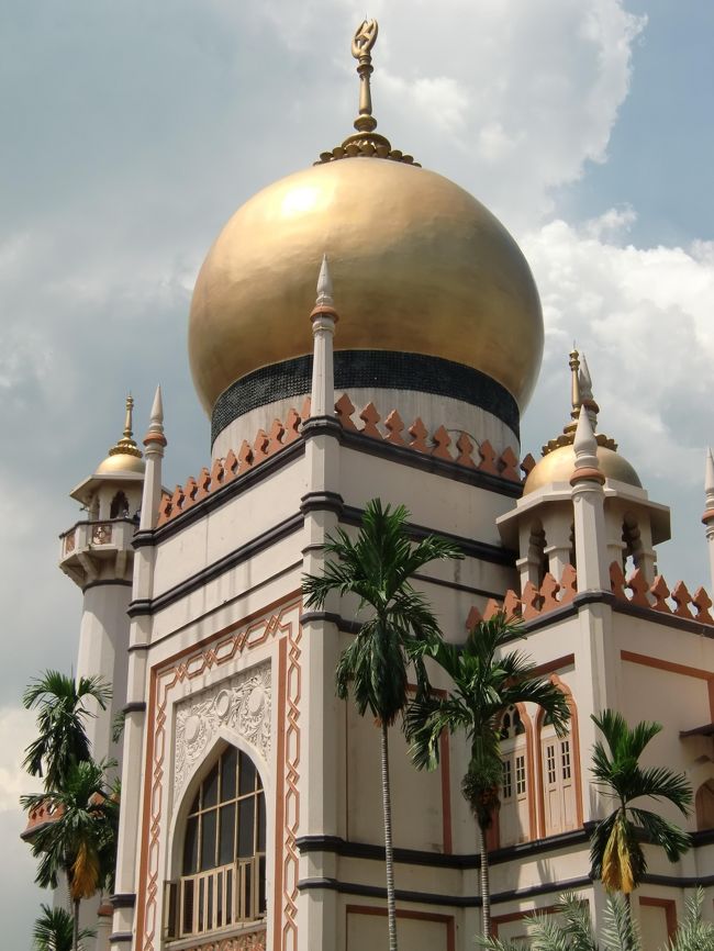 続いては、アラブストリートへ。<br />こちらは一転して、イスラム色が強い印象です。<br /><br />このエリアの象徴とも言える「サルタン・モスク」。<br />中ではイスラム教徒の方が祈りを捧げていました。