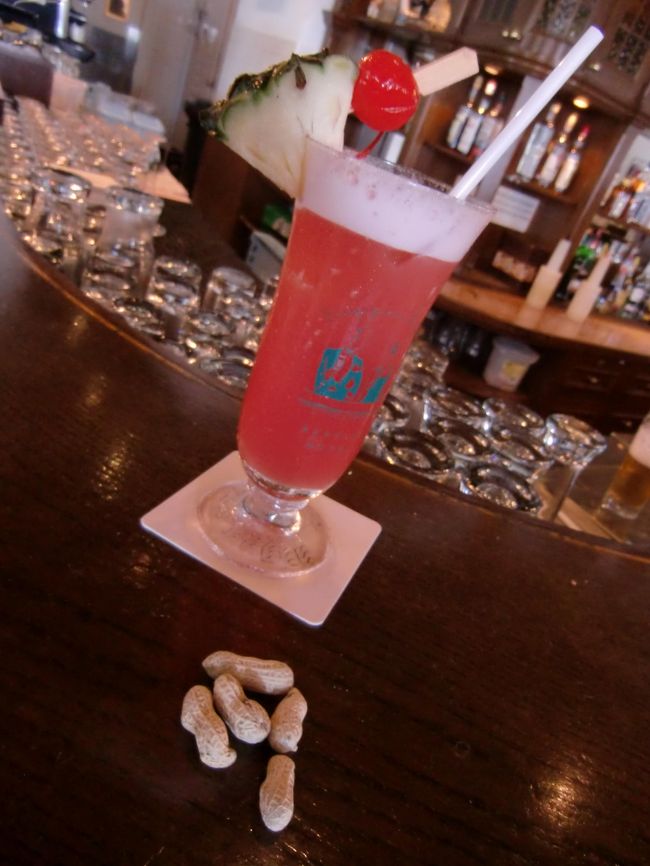 2Fのロング・バーは、トロピカルカクテルの中でも傑作と呼ばれる「シンガポール・スリング」発祥の地。<br /><br />甘くて飲みやすいカクテル。ピーナッツと共に頂きました。<br /><br />ピーナッツの殻は、みんな床にポイポイ捨ててます。<br />バーの床は殻だらけ。（笑）
