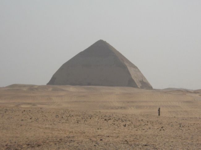 作ってる途中で <br /><br />「このまんま作ったら、角度が急すぎて壊れちゃうよ!!」 <br /><br />って計画変更したら、屈折しちゃったから <br /><br />『屈折ピラミッド』<br /> <br />って呼ばれてます。 <br />（無計画ピラミッドだよね…） <br /><br />