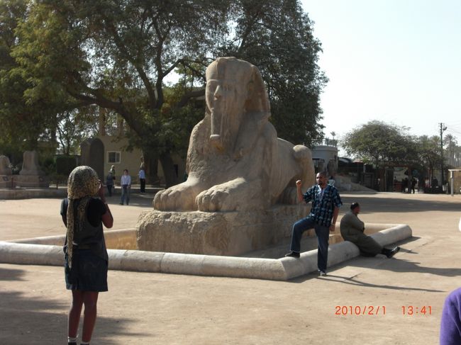 次は、メンフィス遺跡へ。 <br />ここには、あの有名なスフィンクスの次に <br />世界で２番目に大きなスフィンクスがある。 <br /><br />小さっっっ！！！！ えっ２番目？<br />いきなり、スケールが小さくなる（笑） <br /><br />