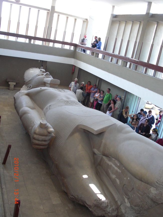 この辺で発掘された、ラムセス２世が横たわってる像。 <br />珍しく、室内に展示しています。<br /><br />撮ってる角度が、際どいなんて言わないで♪ <br />