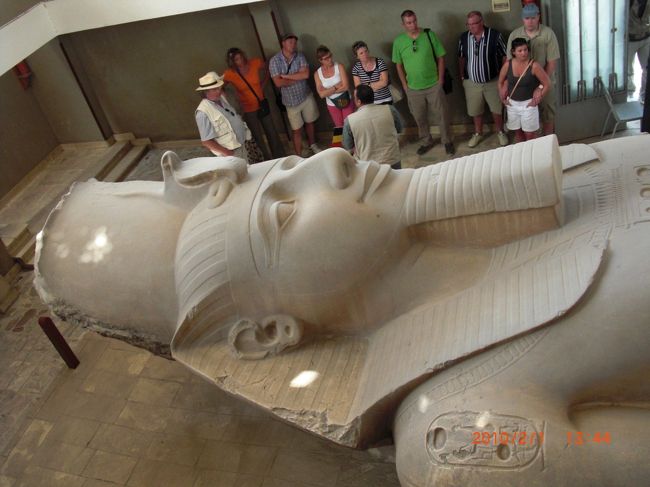 凄くきれいな顔してるんです。 <br />本当にハンサムだったんだろうね。 <br />奥さん100人もいるし。 <br /><br />