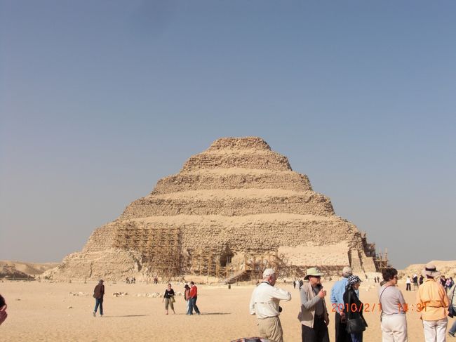 ここには、階段ピラミッドがあります。<br /><br />これが、現存する最古のピラミッドなんですって。<br />だから、ちょっと壊れている。<br />なので、ただいま修復中です。