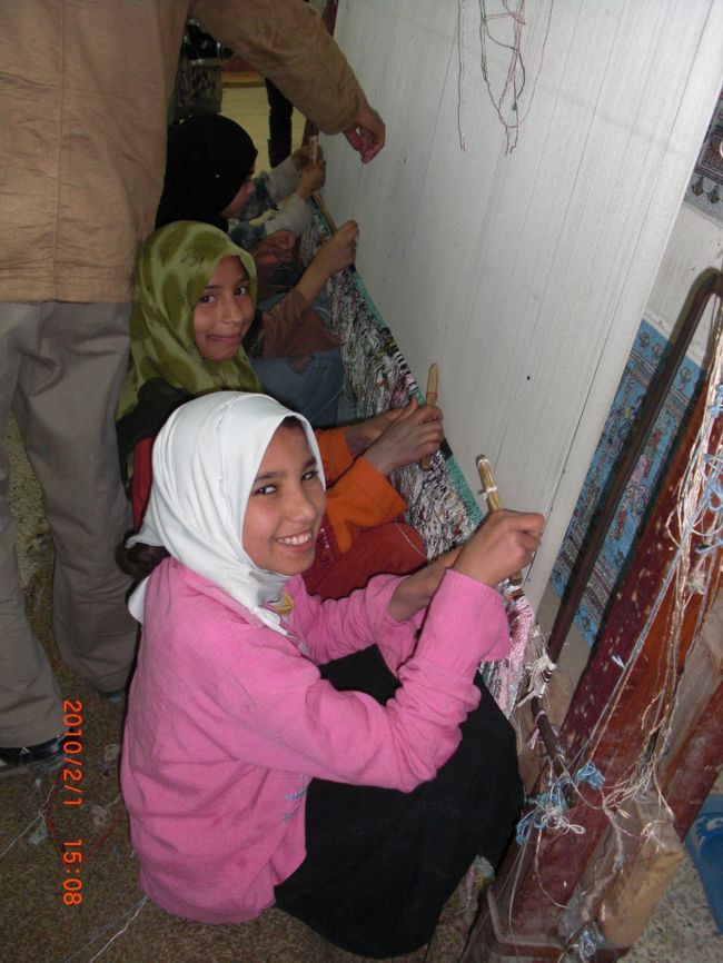 途中、カーペット屋に連れて行かれました。<br /><br />なんだかんだ、キレイごと言ってるけど<br />はっきり言って、児童労働をさせているようにしか見えない。<br /><br />「小さな子どもの指だと、とても細かい作業ができて<br />きれいなカーペットを作ることができる。」<br /><br />「この細かい模様は、子供の小さな指でないと作れない」<br /><br />「カーペット作りの、技術を習うことができる」<br /><br />なんて言ってるけど、結局すごい細かい模様のカーペットは大人の男の太い指で織ってる…。<br /><br />この子たちは、この技術を学ぶために、学校は行ってないんだって。<br />なんだか、切ない。