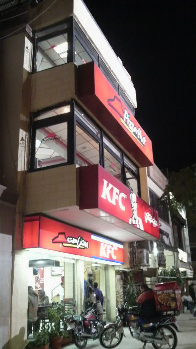 じゃ〜ん！そう、スフィンクスが見つめていた<br /><br />ケンタッキーとピザハットで〜す♪<br /><br />ここにたどり着く際のＴＡＸIが凄すぎて！<br />車線関係なく、すべての車が競うように走ってるんだけど<br />半端ないドライビングテクニック！すっごい、上手！<br /><br />スピードに応じて、走る馬の機械が付いてて楽しかった!