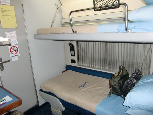 マレー鉄道　２人用のキャビンです。<br /><br />上下のベッドとちっちゃな机、そして扉の奥には<br />トイレとシャワーが付いてます。<br /><br />『トイレとシャワー付き』って言うとすごく豪華に聞こえるんですけど・・・<br />シャワーのお湯（水）はもちろん出ないし・・・・・。<br /><br />駅のＶＩＰルームで水シャワー浴びといてヨカッタ〜。<br />