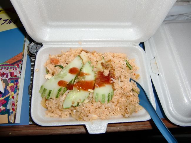 走り出してしばらくすると軽食が出てきます。<br /><br />でも・・・<br /><br />シンガポール駅２２：３０発。<br />もちろん夜ご飯なんて食べ終わってますよ・・・。<br /><br />そこに出てくるのが『炒飯』って！！<br /><br />食べずに置いといて朝ごはんにしようかな〜って言っても<br />朝から『炒飯』って！！！<br /><br />微妙なサービスでした。<br />（一口だけ食べたけど、なかなか美味しかったデス。）