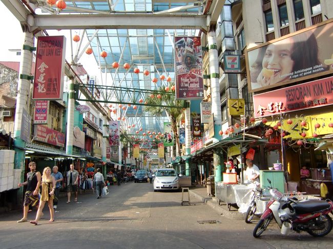 ここですよ！ここ！！<br /><br />チャイナタウンを歩いていると前から女性２人が歩いてきて<br />『あなたの服素敵ね〜。どこで買ったの〜〜？？』って話しかけてきたんです。<br /><br />この時点でオカシイじゃないですか。<br />普通なら警戒するはずなのに、寝不足のせいなのか浮かれてたのか。<br /><br />私：私、旅行者なんです〜。自分の国で買ったんですよ。<br />相：えーっ？ドコドコ？？<br />私：日本です〜（←バカ・・・。）<br />相：うそーっ。私の妹が今、日本に留学してるのよ〜。<br />私：へぇ〜。そうなんですかぁ<br />相：早稲田大学って知ってる？？<br />私：！？　もちろん！！有名な大学ですよ！！<br /><br />・・・ってガイドブックに載ってるトラブル事例を見事なまでに再現し、なんと彼女たちの家までノコノコついてっちゃった私。<br /><br />あれよあれよと言う間にポーカーが始まり・・・<br />『ヤ、ヤバイ・・・。』<br />気づいたときには遅すぎる〜〜。<br /><br />幸い私は現金の持ち合わせがなく、『ホテルに取りに行くから』ってホテルの近くまで送ってもらいそのままブッチしたので<br />被害がなかったんですけど・・・。<br /><br />まさか自分がこんな事に巻き込まれるなんて思いもしなかったです。<br /><br />『油断大敵！』『寝不足厳禁！！』気をつけましょー。