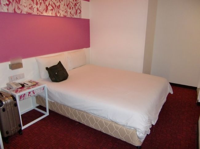 なんとかホテルに戻りチェックインを済ませたものの・・・<br />気分はドーンとどん底状態です。<br /><br />そんな私を迎え入れてくれたのはピンク色の<br />かわいいんだかエロいんだかの素敵なお部屋でした〜。<br /><br />トラブルに巻き込まれ気分も滅入ってたので何にもする気になれなかったものの<br />こんな事で落ち込んでてもショーがない。<br />一息ついて観光しよーっと気分一新しＫＬの街へ再度出かけました。<br /><br />