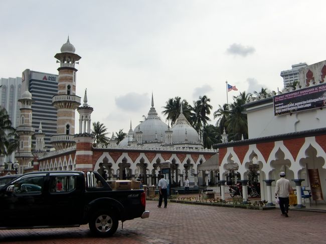 『マスジット・ジャメ』<br /><br />泊まってたホテルのすぐそばにありました。<br />マレーシア最古のモスクです。<br /><br />マスジット・ジャメの周りは近代的な建物で溢れてるのに<br />ここだけ異空間。