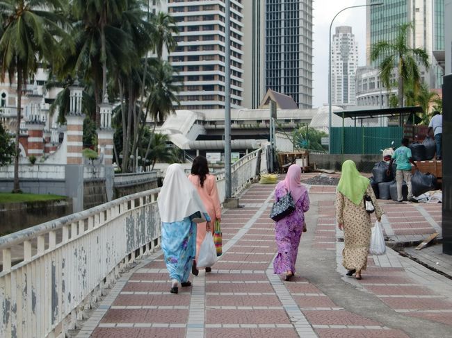 なんだか不思議なんですよね〜。<br /><br />街は近代的。なのに歩いてる人はイスラム色が強く・・・。<br />こうゆう雰囲気は同じアジアでもマレーシア独特ですかねぇ。