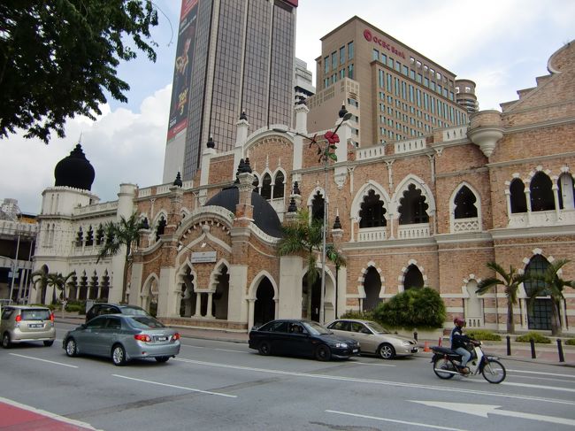 ムルデカ・スクエア周辺にはコロニアルな建物がドドーンと建ってます。<br /><br />ここは今、最高裁判所として使われてるんだったっけ？？<br /><br /><br /><br />