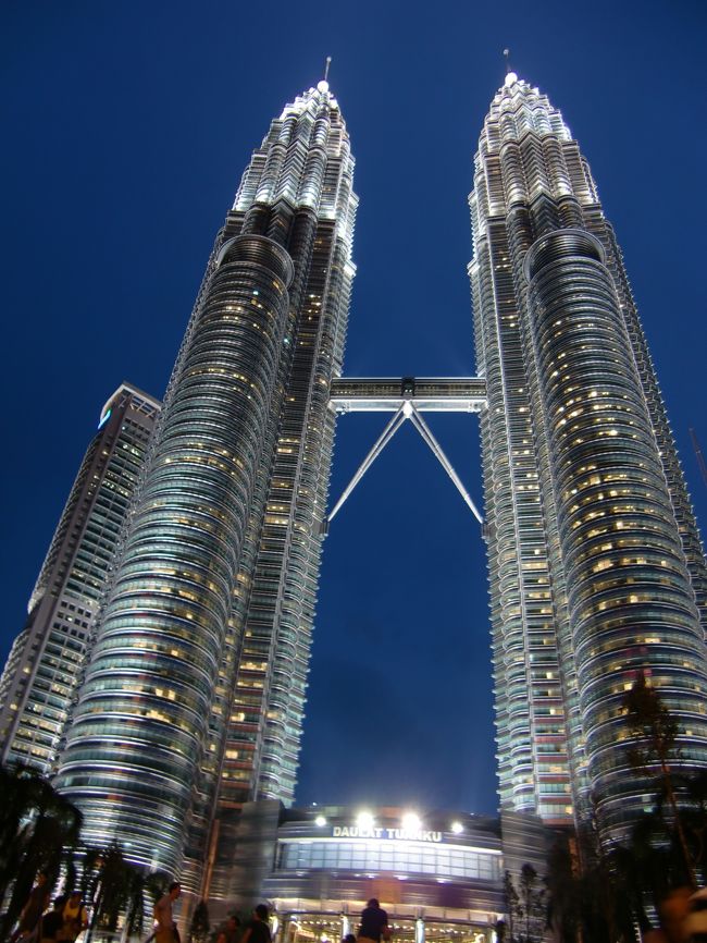 そして！ＫＬと言えば・・・<br /><br />『ペトロナス・ツインタワー』ですよねぇ。<br /><br />ツインタワーの中にはショッピングセンターもあり<br />歩き回って汗だくの体を涼しい空間でお茶をしながら休ませることも出来てＧＯＯＤ！<br /><br />そしてフードコートも入ってるので外が暗くなるまで<br />食事をしながらボーっと待つことも出来てＧＯＯＤ！！<br /><br />ＫＬって観光スポットは少ないので、<br />私はツインタワーでかなりの時間を消費させてもらいました。