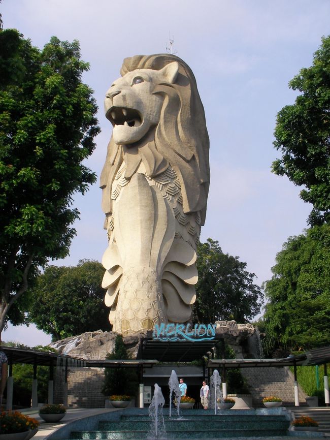 セントーサ島のマーライオン<br /><br />ブギス駅周辺に宿を構えました。<br /><br />セントーサ島までの交通手段はMRTでﾊｰﾊﾞｰﾌﾛﾝﾄ、そこにある<br />vivoｼﾃｨｰの3階からﾓﾉﾚｰﾙ（3c$）にのって入場しました。<br /><br /><br /><br />