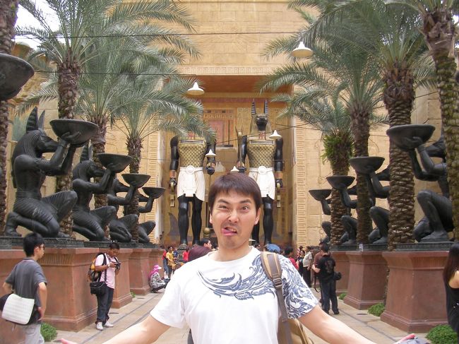 セントーサ島の中にはユニバーサルスタジオがあります。<br /><br />バックの背景はマミー（日本名ハムナプトラ）のセット<br />を復元したもの<br /><br />乗り物は真っ暗な室内を走るローラーコースターでした。