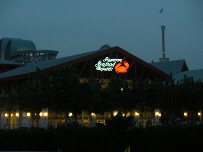 ジャンボ系列のシーフードレストランがありました。<br /><br />カジノ施設もあります。<br /><br />ちなみに、モノレールではなく島まで歩いて渡ることも可能です。<br />距離は1キロ弱。動く歩道があり、夜はライトアップもしているので<br />飯を食って酔っ払ったら、歩いて帰るのも乙ですね。<br />（治安は間違いなく良いです）<br /><br /><br />