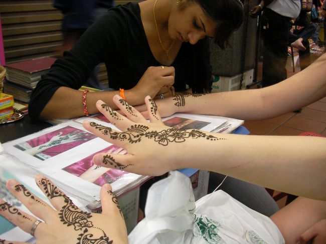 リトルインディア<br />へナタトゥー（2週間で消える）<br /><br />このデザインだと、片手10c$