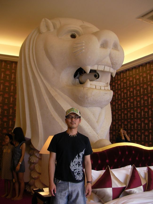 場所は変わって、マリーナベイの<br />世界３代がっかりのひとつマーライオン？？<br /><br />現在は水を吐いていなく、日本人デザイナーがホテルにしてしまった模様。。。。。<br /><br />さらにがっかり・・・