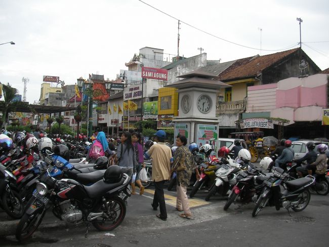 空港から中心街マリオボロまで<br /><br />タクシーだと50,000ルピア（500円程度）<br />トランスジョグジャというバスだと3,000ルピア（30円程度）<br /><br />