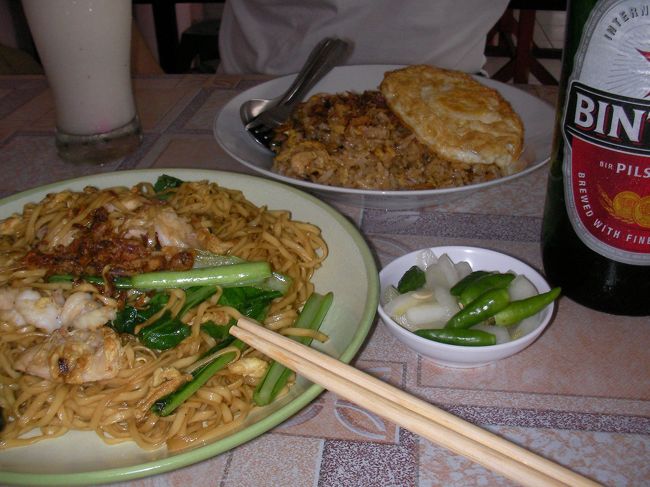 ミーゴレン、ナシゴレン、ビンタンビール<br />全部で200円ちょっと。物価が安い！