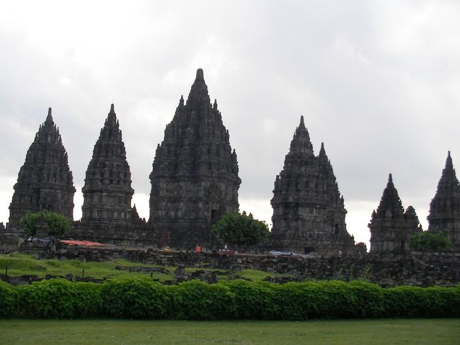 プランバナン<br /><br />別途入場料金あり（USドルorルピア支払）<br />ガイド　　　　　（金を払えばいる）<br /><br />ちなみに、ボドブドゥールも別途入場料金がありました。