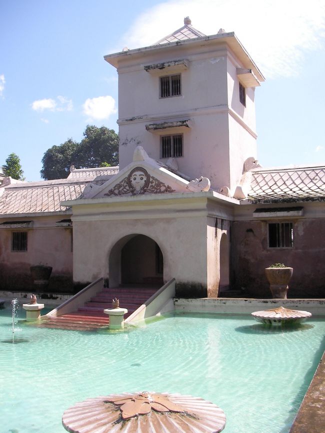 タマンサリ<br />入場料激安、英語ガイドフリー<br /><br />1人の王様に35人の妃、150人の子供が水浴びをしたプール。<br />王様は高台から、今夜やっちゃう妃を毎日選んでいた様です^^