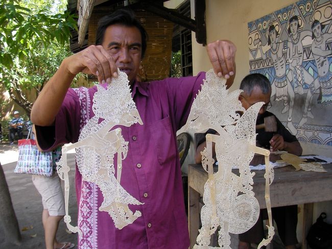 土産屋<br /><br />革製品らしい。<br />現地の物価では高い方なので買いませんでした。<br />3,000円って言っていたけど、500円位まで値切れると思う。