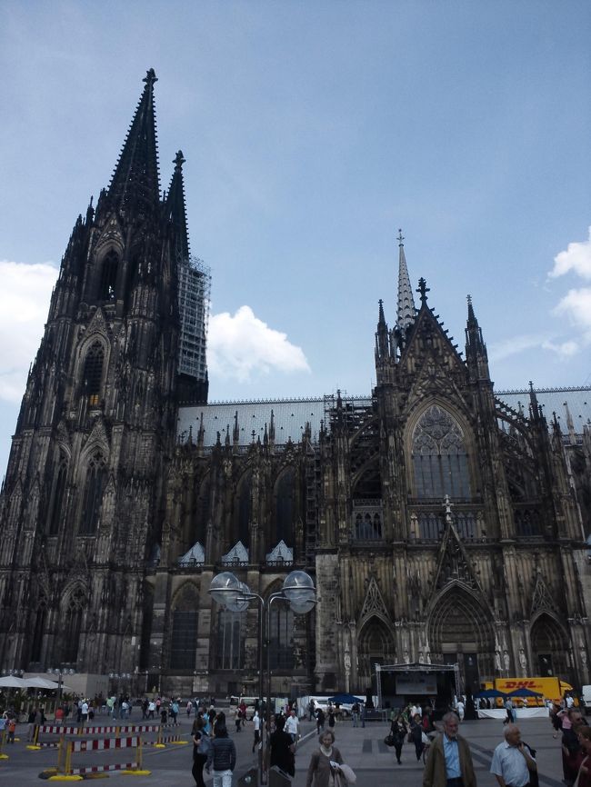 もしも自分がガリバーくらいの大きさの体で、つまづいてケルン大聖堂の上に倒れたら色んな突起が刺さりまくりそうです。痛い