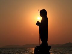 18：00　宍道湖（日本夕陽百選）

宍道湖の夕日を見に来ました。
この日の日没は18時52分。のんびり待ちます。
夕日情報のサイトはとても便利です。

宍道湖夕日情報HP↓
http://www.kankou-matsue.jp/shinjiko_yuuhi/
