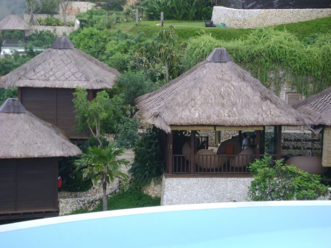 <br />　　カルマ　カンダラのヴィラ。<br /><br /><br />　　お部屋を見せてもらったが、特に素晴らしいと思う<br /><br /><br />　　事は無かった。全てのヴィラから海が望めると<br /><br /><br />　　売り文句を見たことがあるが、私のみたヴィラは<br /><br /><br />　　どの部屋からも見えなかった。<br /><br /><br />　　まだまだ工事中。