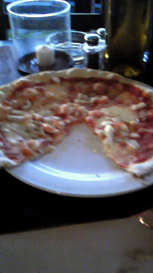 <br />　　ピザ。やはり一枚食べてからの撮影。<br /><br /><br />　　薄い生地で私好みでとっても美味しい。