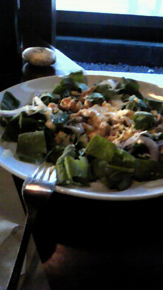 <br />　　<br />　　サラダ。ホウレンソウのような葉っぱにナッツのスライスと<br /><br /><br />　　ドレッシングがいっぱいかかてる。<br /><br /><br />　　量が多い！　