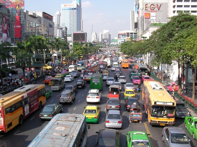 繁華街はいつもながらの大渋滞<br />