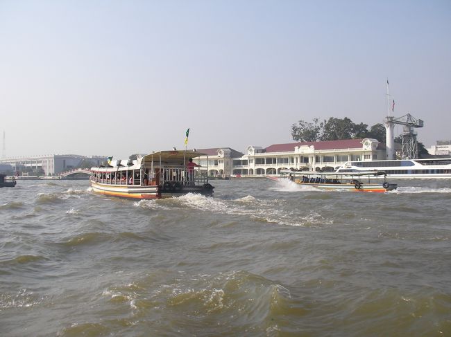 だから水上バスを上手に利用するのが<br />上手なバンコクの旅の手法