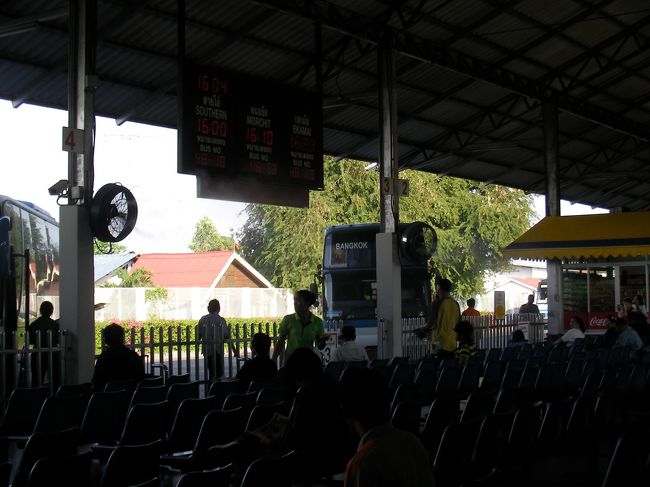 エアコンバス、200バーツくらいでパタヤ移動