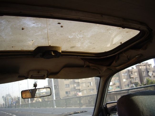 夕方からハンハリーリ市場へ出掛ける。<br />ホテルでタクシー頼んだらおんぼろの廃車寸前のセダンが登場。<br /><br />おぉぉぉ。やっぱ運転が荒い。飛ばす飛ばす<br />割り込む割り込む！<br />車線守らないし。<br />ちょークラクション鳴らすし鳴らされてるし。<br />というか、サイドミラー壊れてるし、見てないし。<br />本当に死ぬかと思った。。。<br /><br /><br />