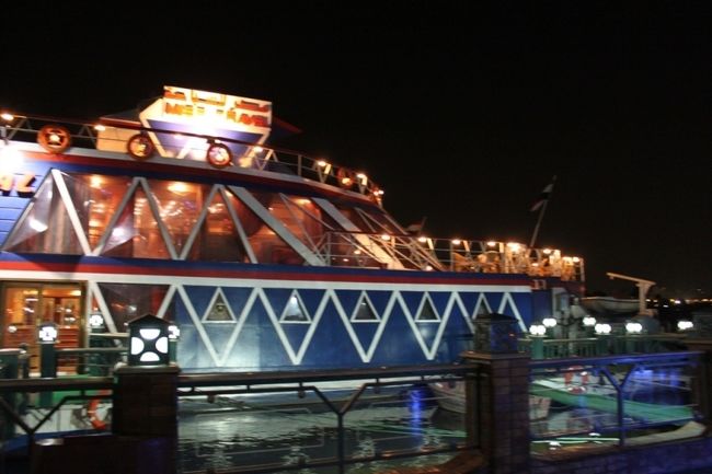 そんなこんなでホテルに無事戻り、<br />今度はナイル川クルーズディナー<br /><br />結構期待していたのですが<br />これはほんと、要らなかった。<br />