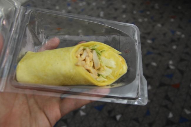 キャセイパシフィック航空で行ったのでとりあえず香港へ。<br />１時間ちょっとしかなかったのですぐ飛行機に乗らないときえないと思っていたのですが案外スムーズに行き、１時間程余裕ができました。<br />雲呑麺たべたいな〜と思っていたのですがなく（台湾の牛肉麺みたいなのはありましたが）、ちょっとした店があったのでこれを<br />まあまあ旨かったかな（ω｀）６００円くらいしたけど<br />高いよね？<br />バンコクに到着したのが１時頃でとりあえずタクシー乗り場へ<br />結構凄い行列でしたがスムーズに進みましたがそれでも３０分程待ちましたね<br />そして以前泊まったAdelphine Suitesへ<br />なかなか良いホテルで駅からも近く便利ですよ