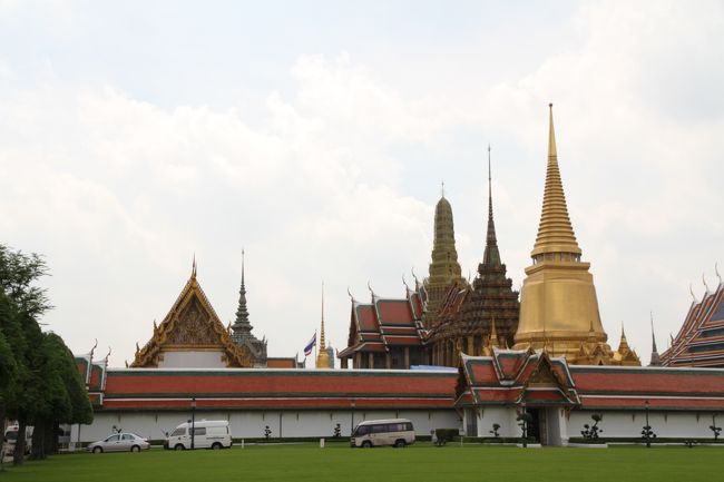 翌日早速王宮に<br />とにかくこの時期のバンコクは暑いですね〜<br />９月に行った時の方がましだったよ